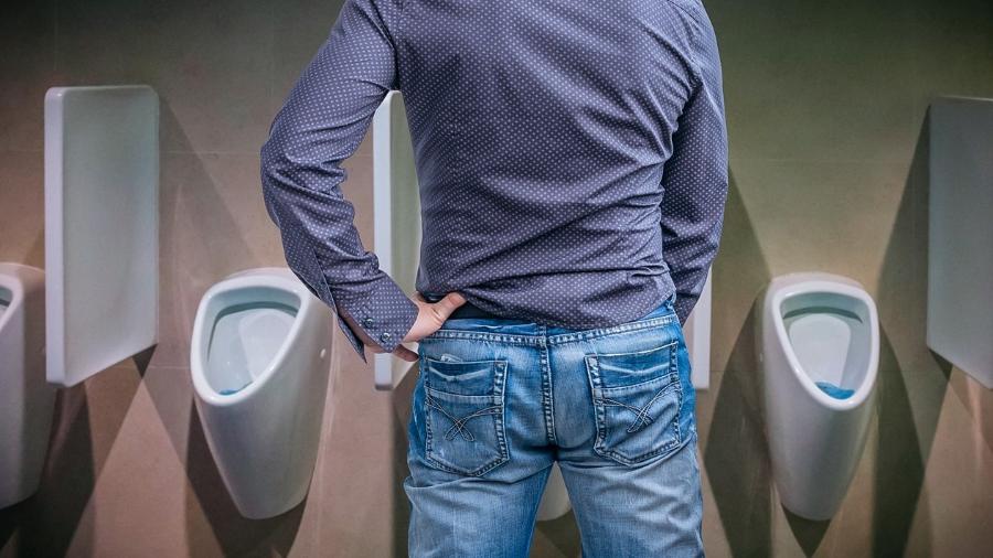 homem-fazendo-xixi-urinar-xixi-banheiro-masculino-1567634697095_v2_900x506